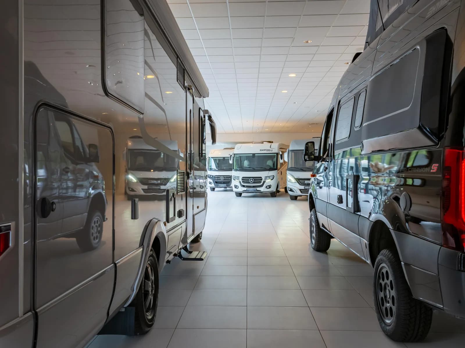 Gangpad tussen de campers in de showroom van Driebond Campers in Groningen