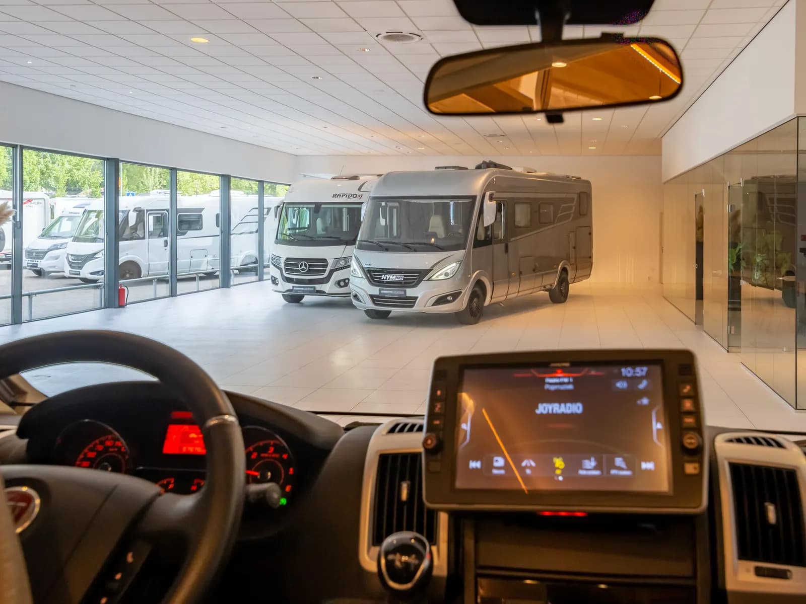 Dashboard met multimediascherm in een Dethleffs-camper