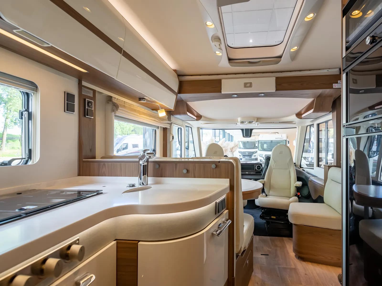 Keuken met kookplaat in een Hymer-camper