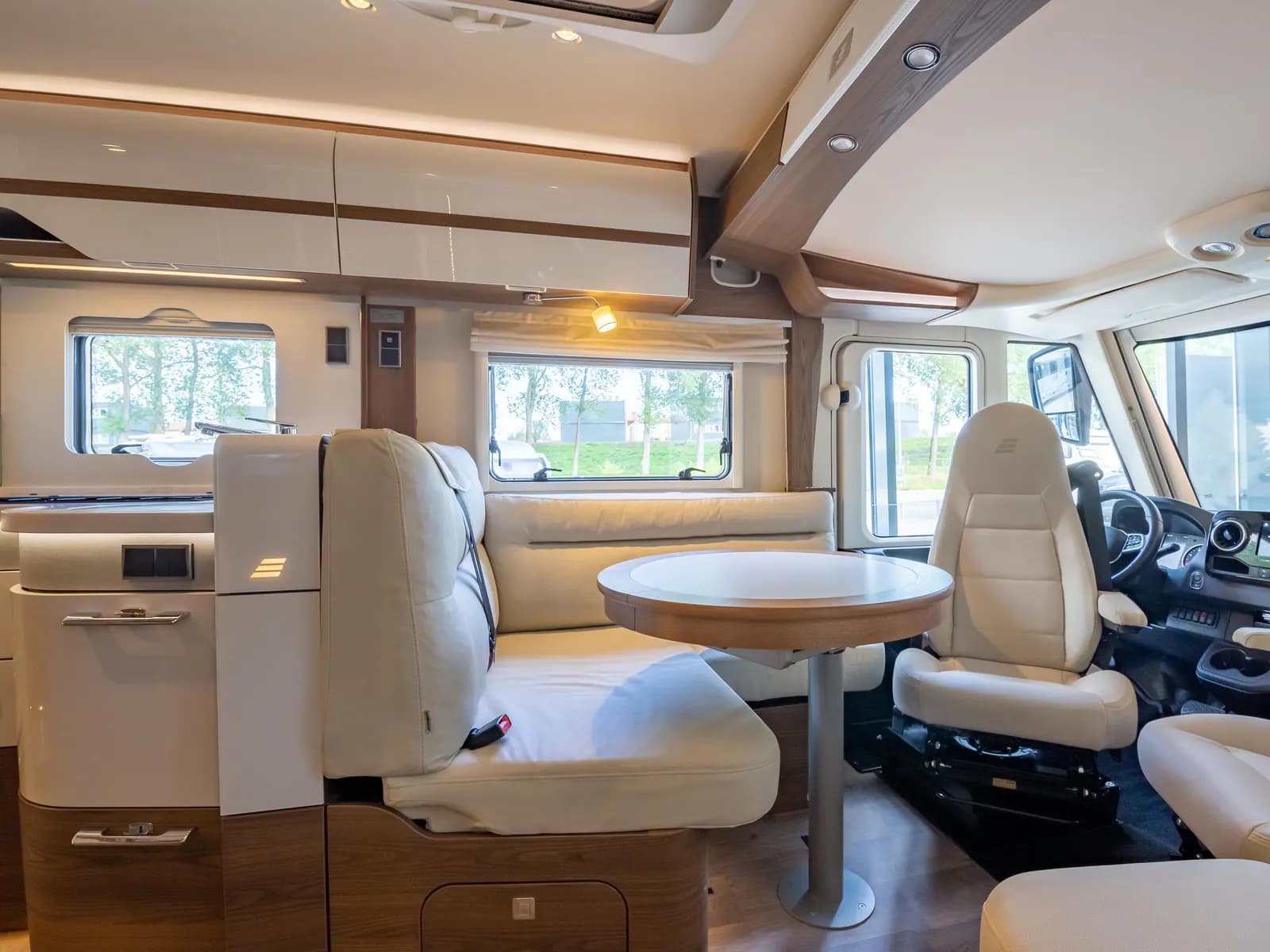 Zithoek met ronde tafel in een Hymer-camper
