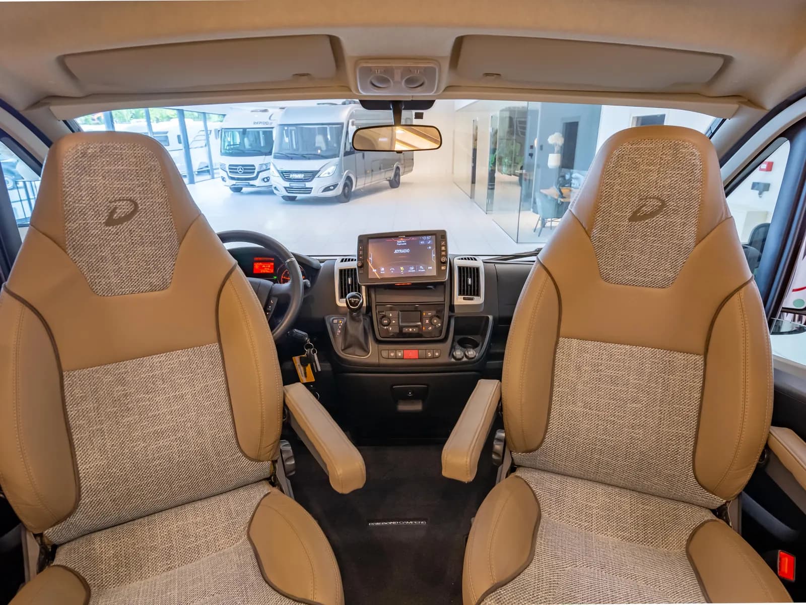 Zicht vanaf de voorstoelen van een Dethleffs-camper
