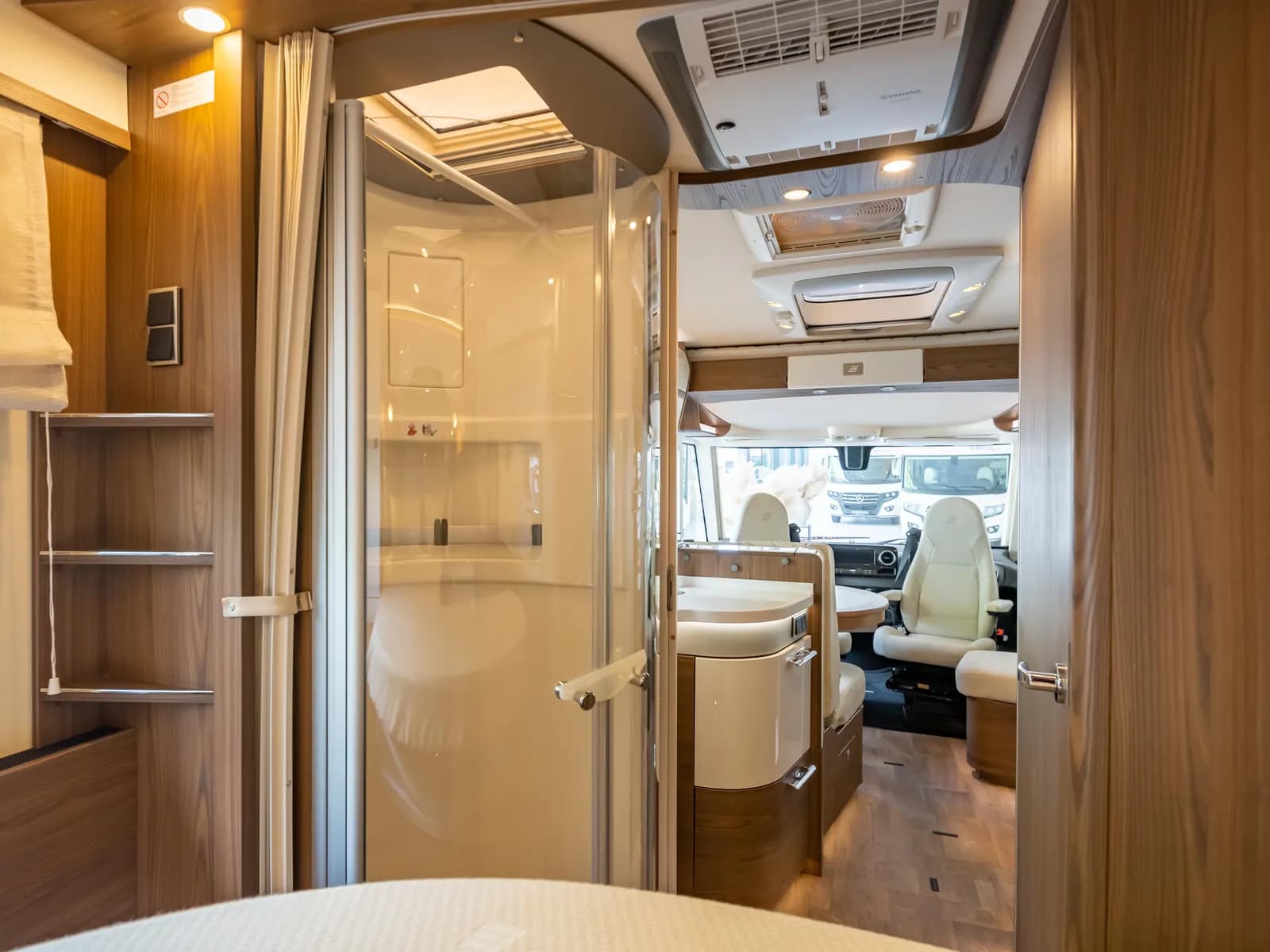 Douche en badkamer in een Hymer-camper