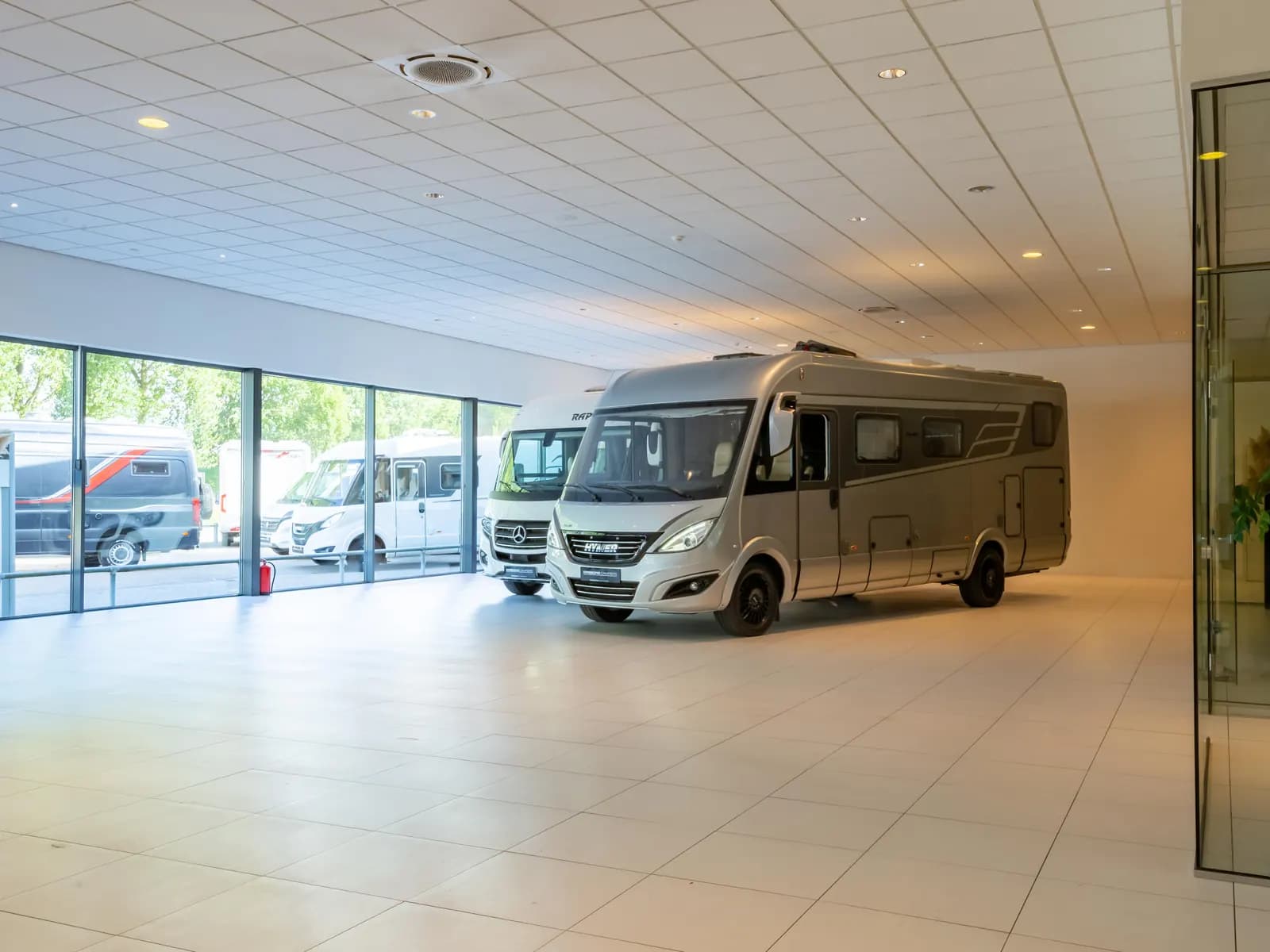 Camper binnen in de showroom van Driebond Campers