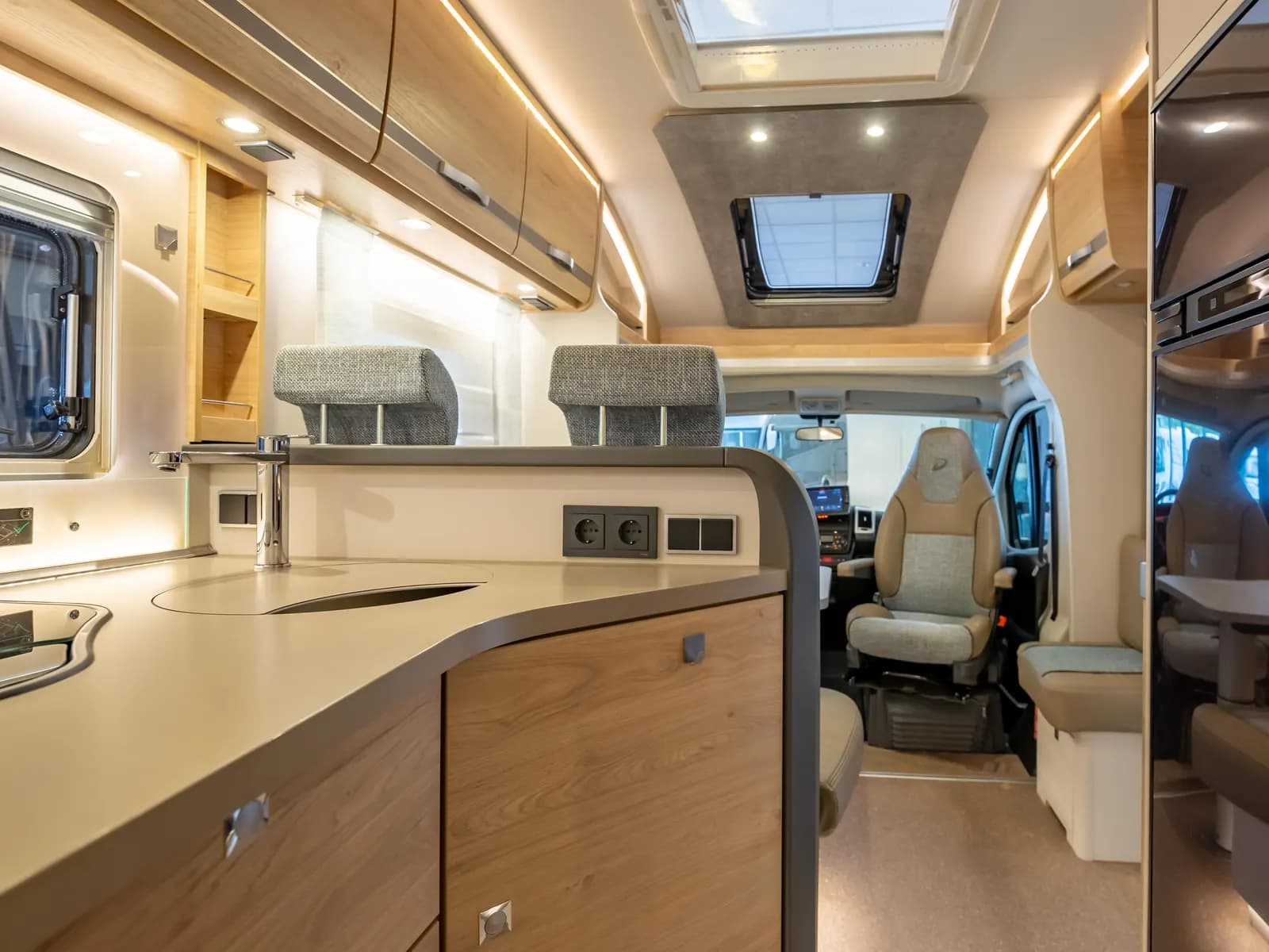 Keukenblok met kraan in een Dethleffs-camper