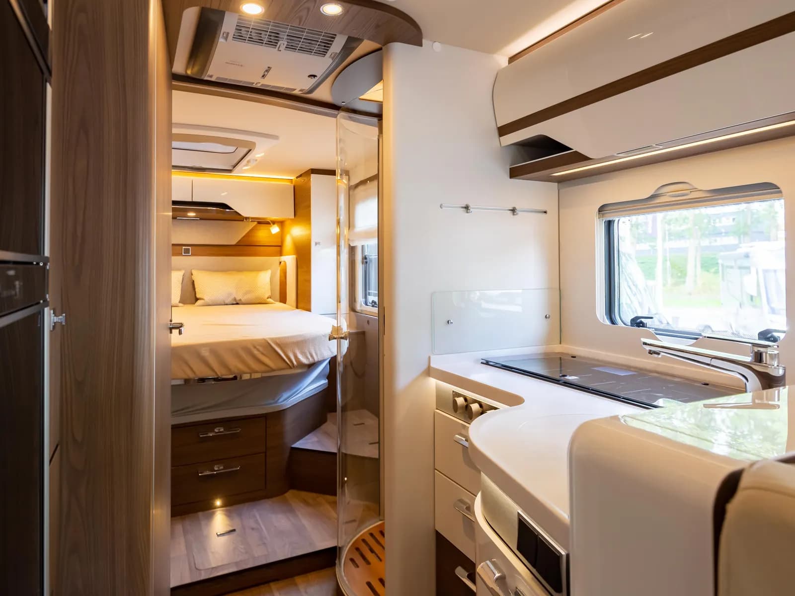 Keuken en slaapkamer in een Hymer-camper