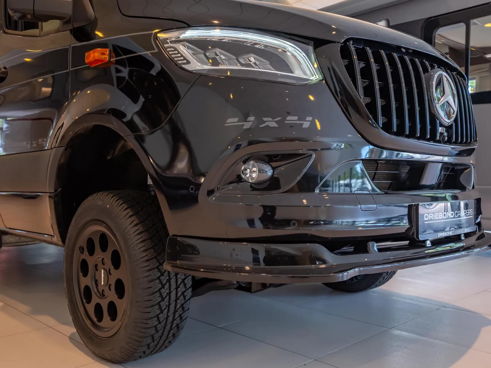 Close-up van een Hymer 4x4 op Mercedes-Benz Sprinter in de showroom van Driebond Campers