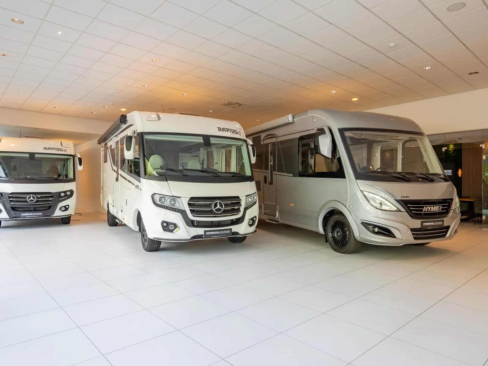 Integraal campers van Rapido en Hymer in de showroom van Driebond Campers