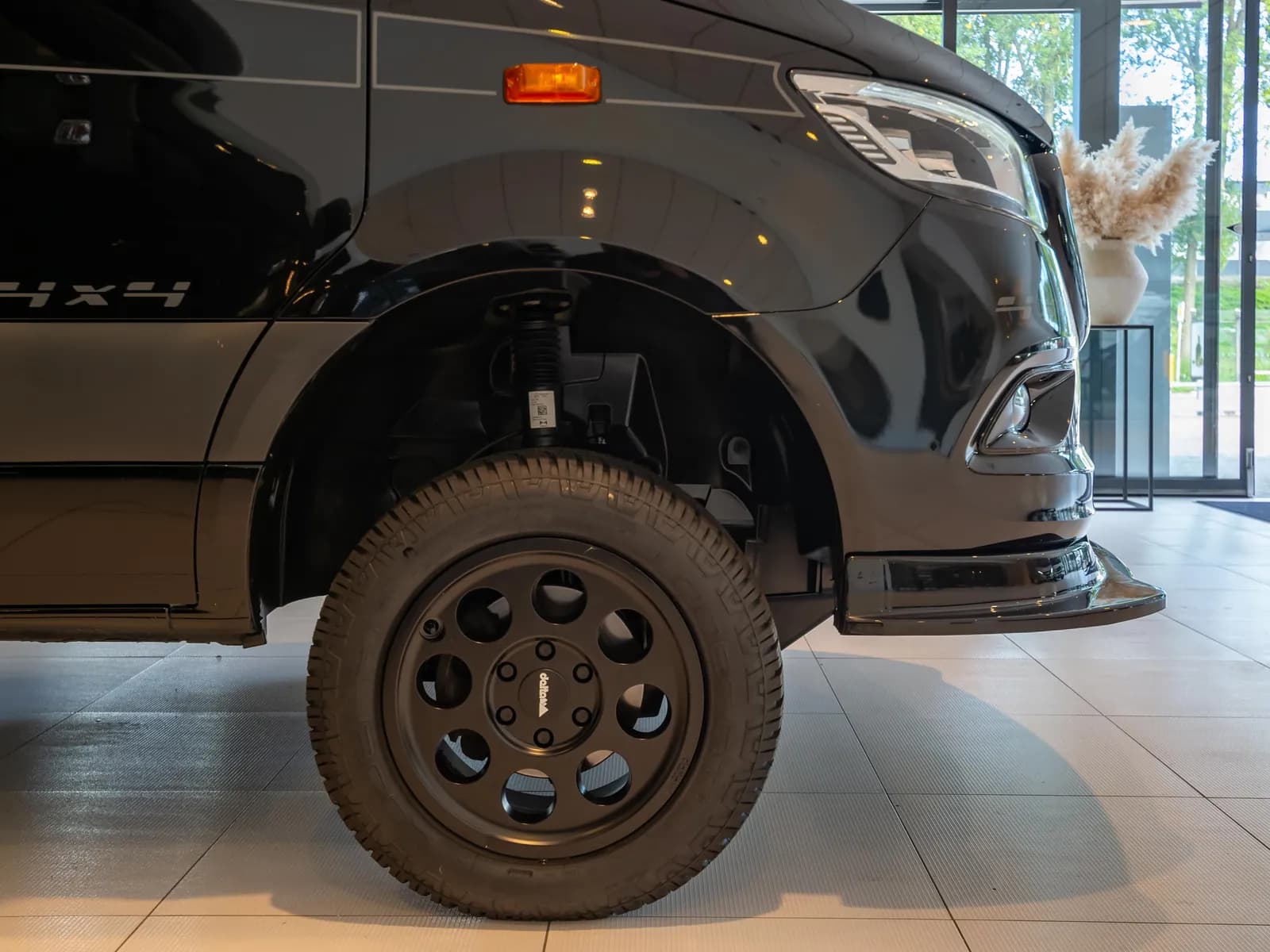 Wiel en ophanging van een Hymer 4x4 met Delta-velgen in de showroom van Driebond Campers