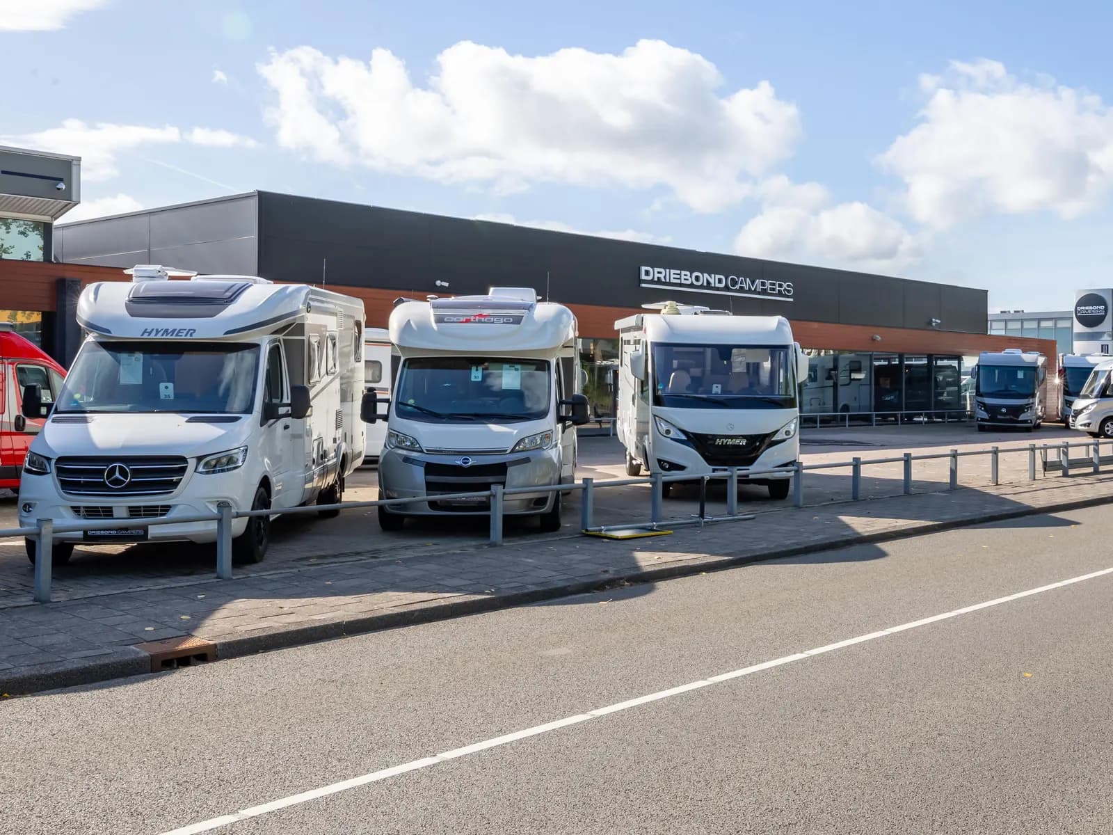 Campers op een rij voor het pand van Driebond Campers