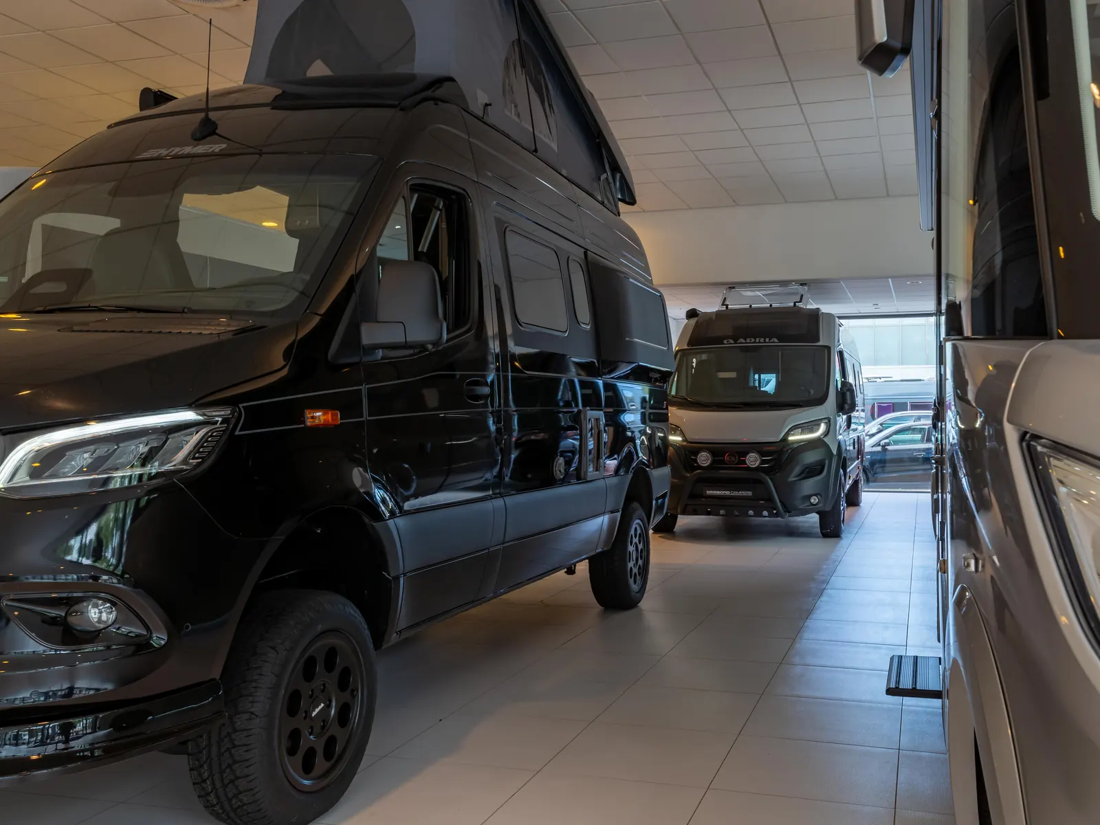 Zwarte buscamper met hefdak in de showroom van Driebond Campers