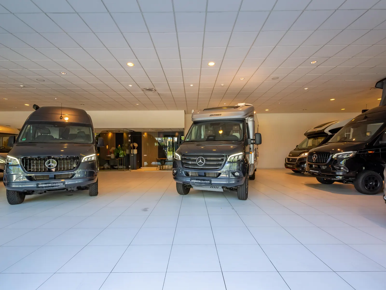 Twee buscampers op Mercedes-Benz Sprinter in de showroom van Driebond Campers