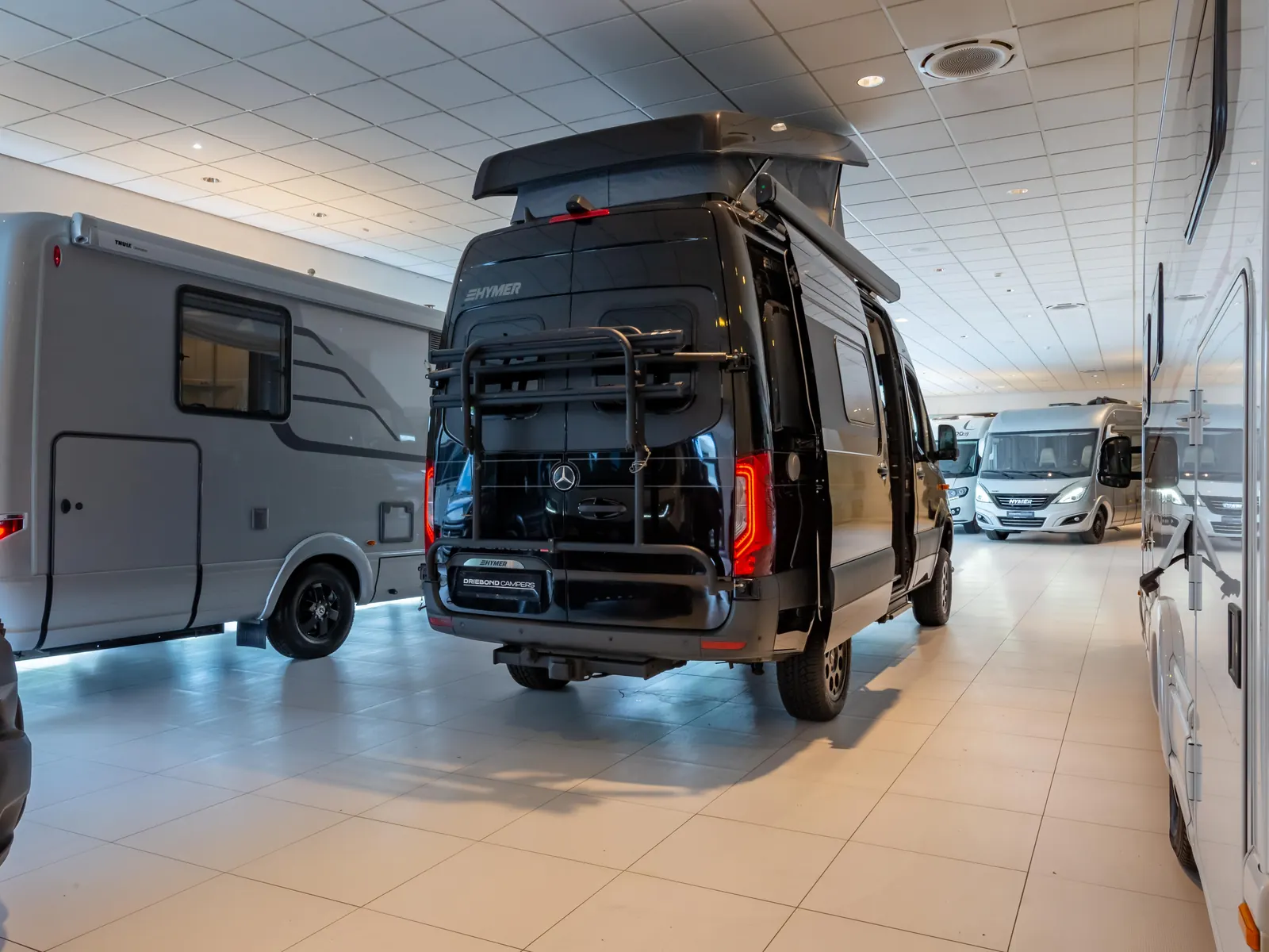 Compacte buscampers tussen de campers in de showroom van Driebond Campers