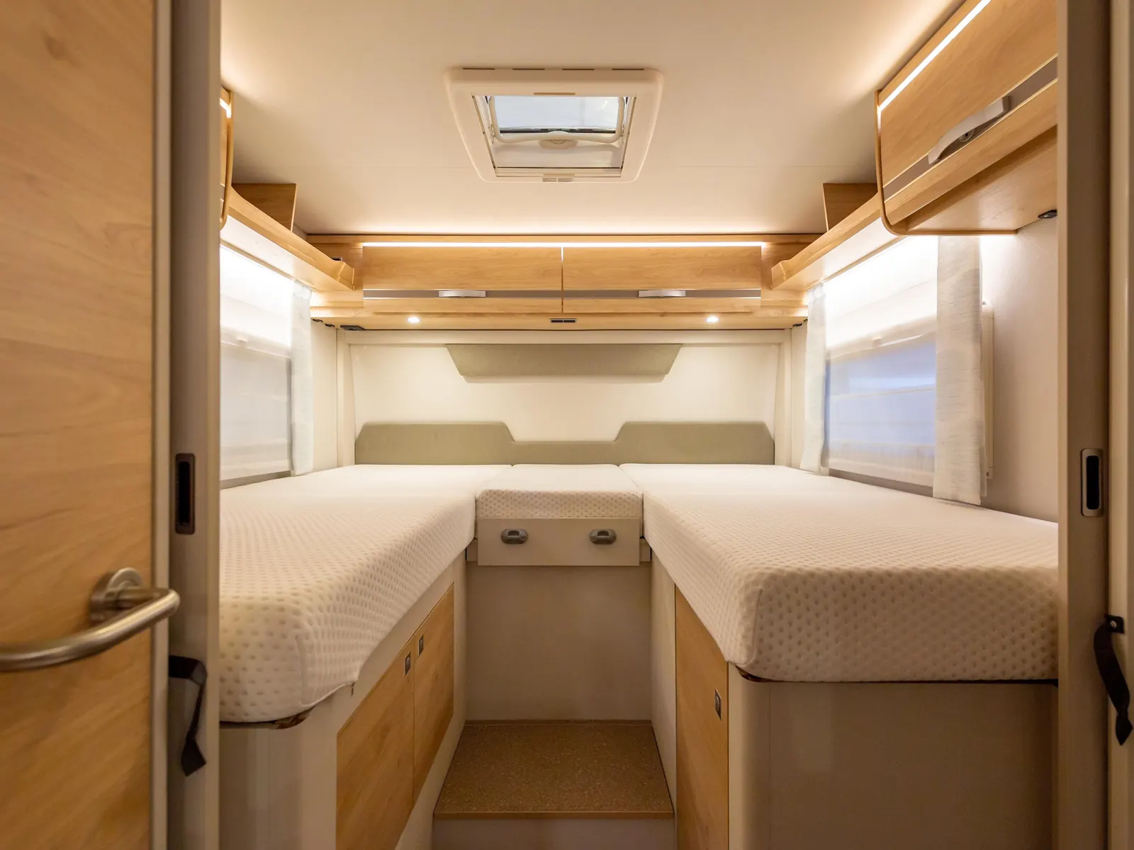 Twee enkele bedden achterin een Dethleffs-camper