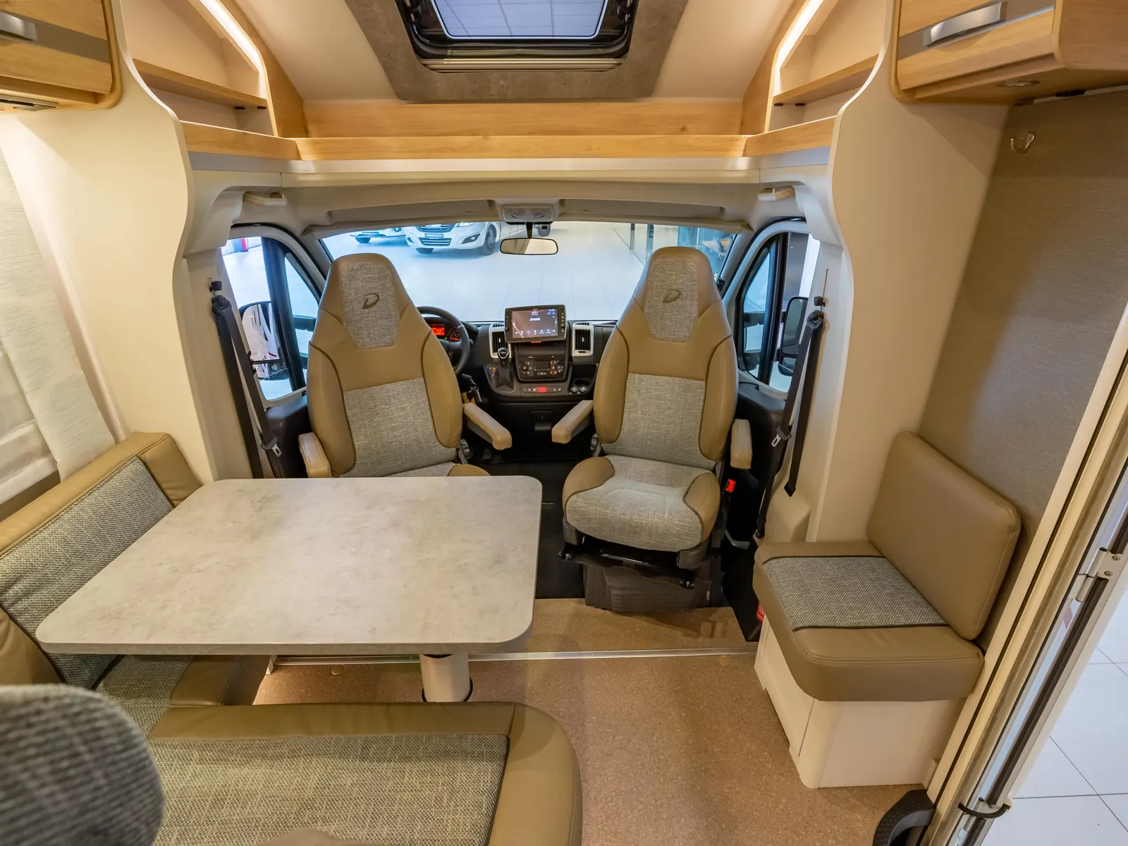 Zithoek en cabine van een Dethleffs-camper