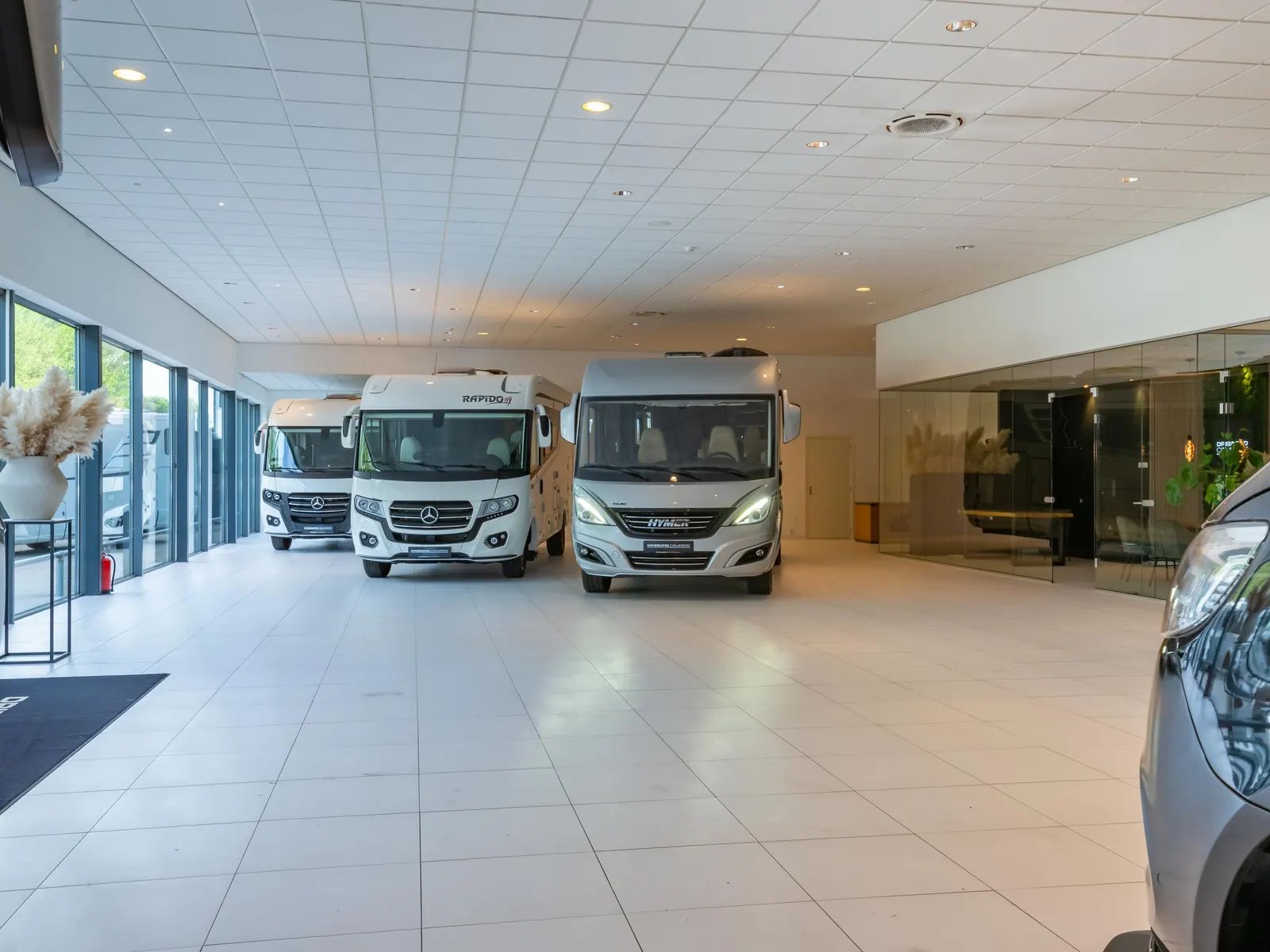 Drie integraal campers op een rij in de showroom van Driebond Campers