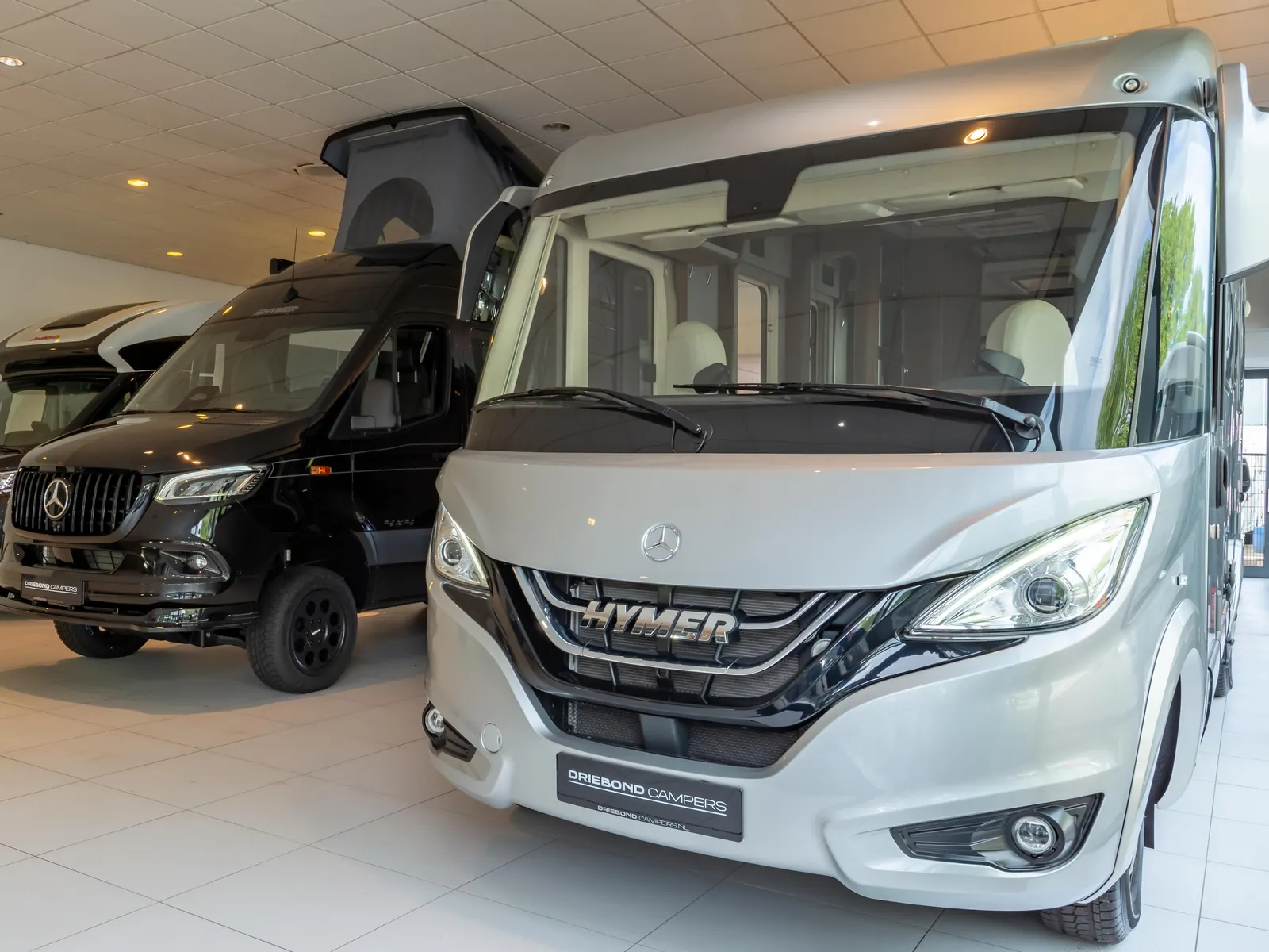 Hymer integraal en buscampers in de showroom van Driebond Campers