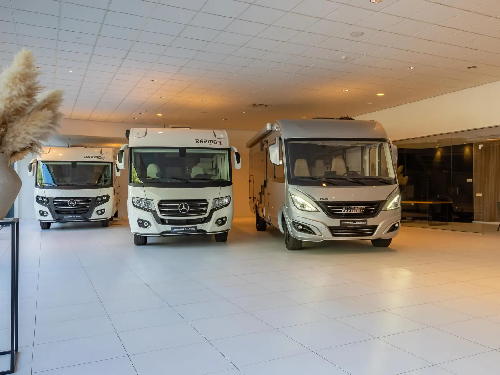 Rapido integraal campers in de showroom van Driebond Campers