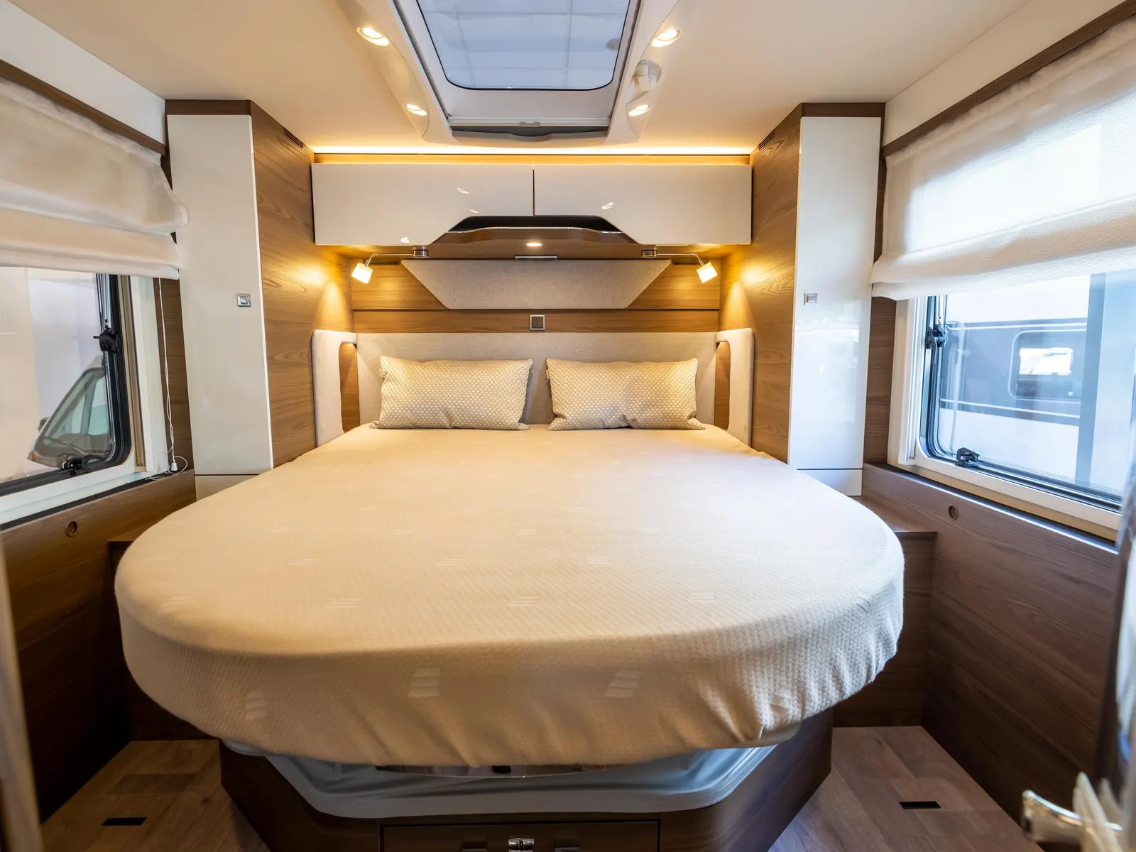 Queensbed in de slaapkamer van een Hymer-camper