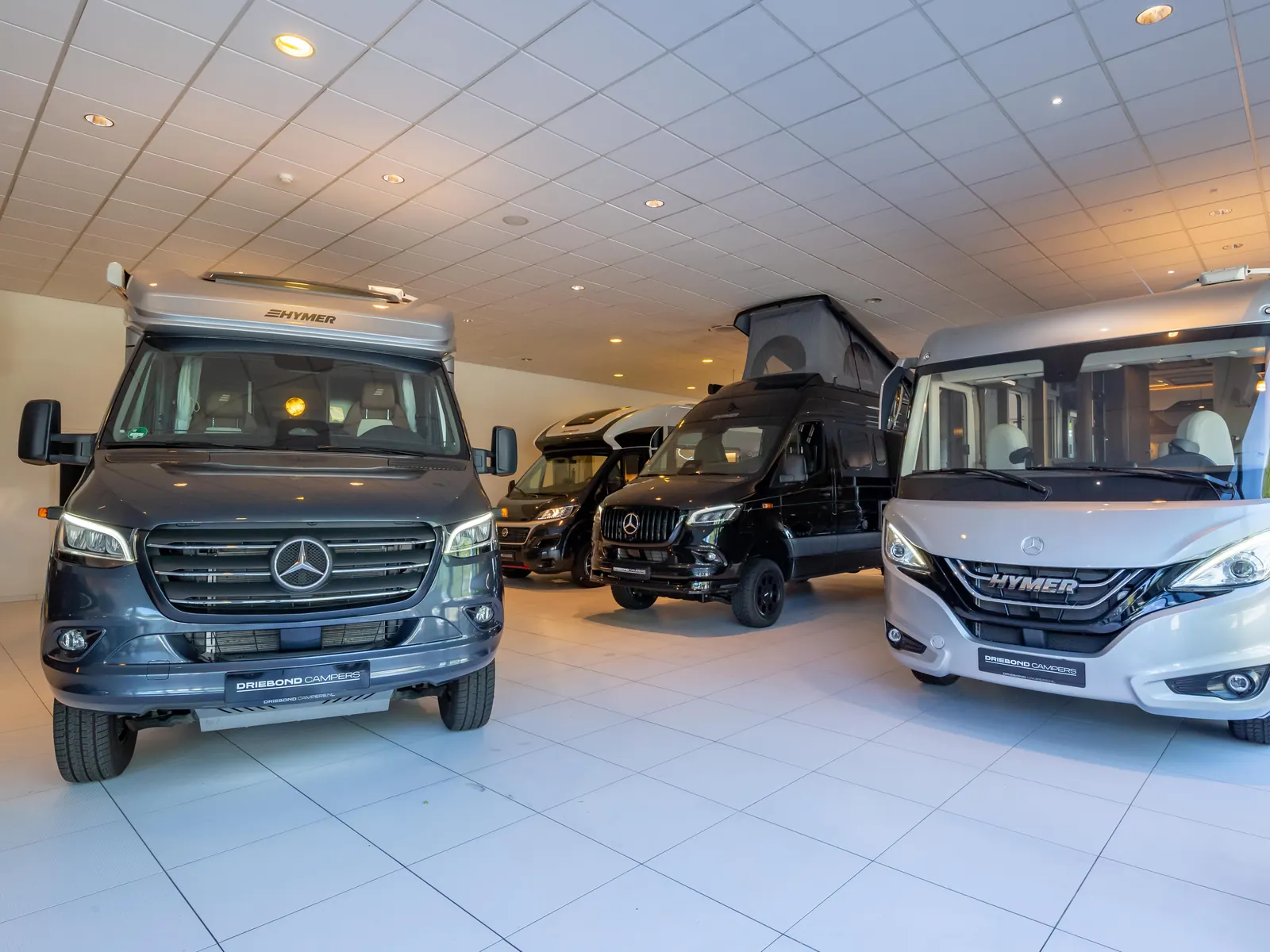 Buscampers en een Hymer integraal in de showroom van Driebond Campers