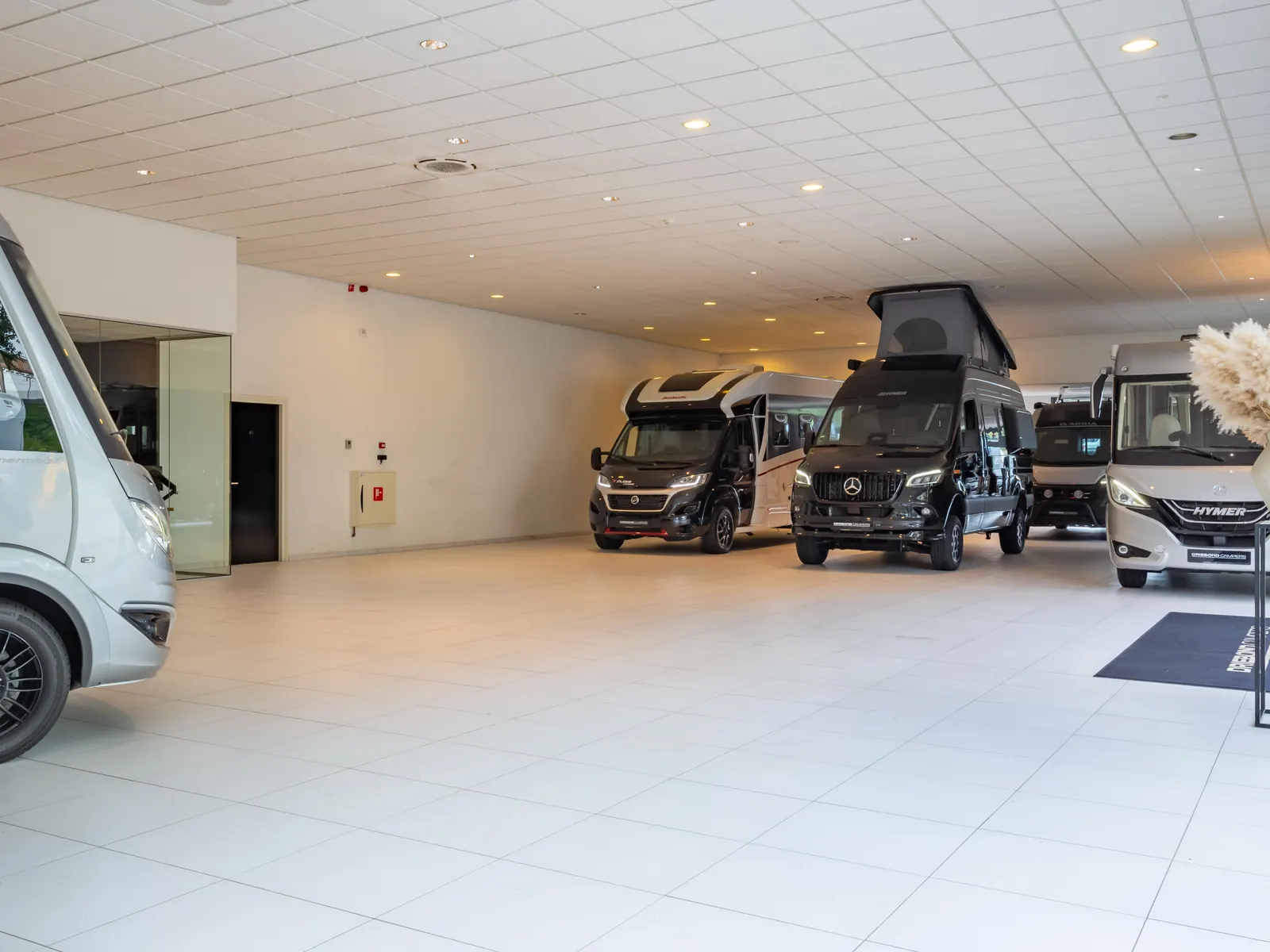 Campers in de ruime showroom van Driebond Campers in Groningen